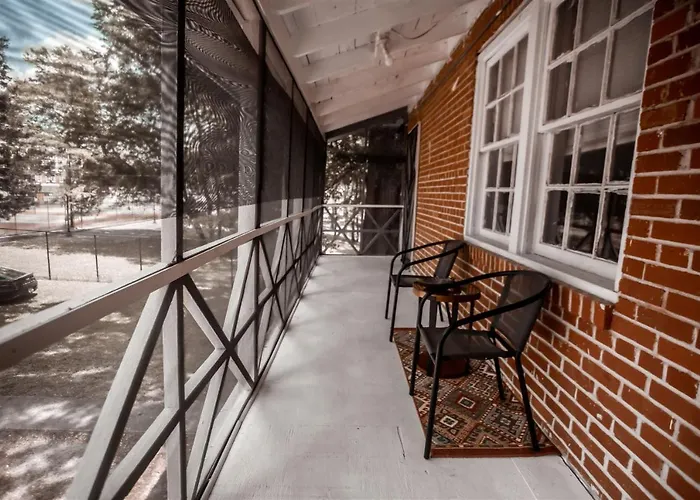 Top Hotels Close to Tuskegee University