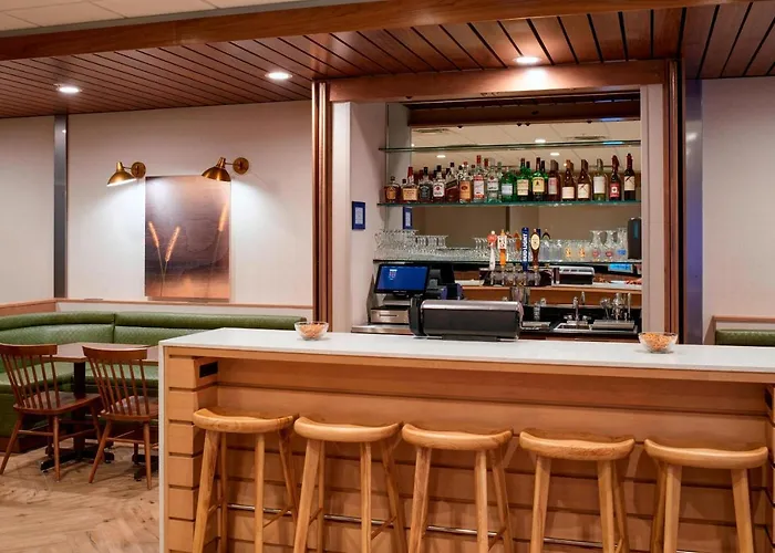 Top Downtown Columbus Hotels with Jacuzzi in Room