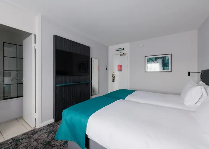 Top Hotels and Lodging in Renfrew, Scotland