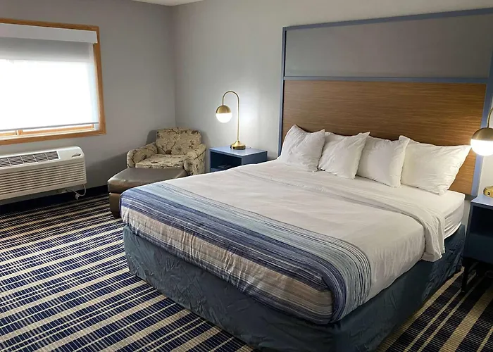 Top Hotels Around Chanhassen Dinner Theatres