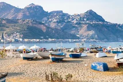 Giardini-Naxos ist ein klassischer Badeort und besonders bei jungen Urlauberinnen und Urlaubern beliebt.