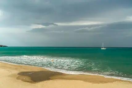 Der menschenleere Strand von Cefalù auf Sizilien.
