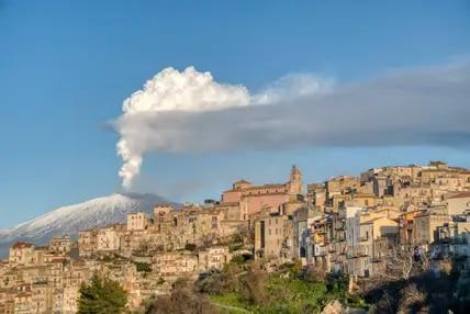 Umwerfende Kulisse auf Sizilien mit dem Vulkan Ätna im Hintergrund.