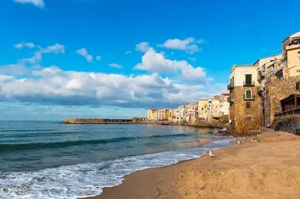 Strand und Altstadt von Cefalù an der Küste von Palermo.