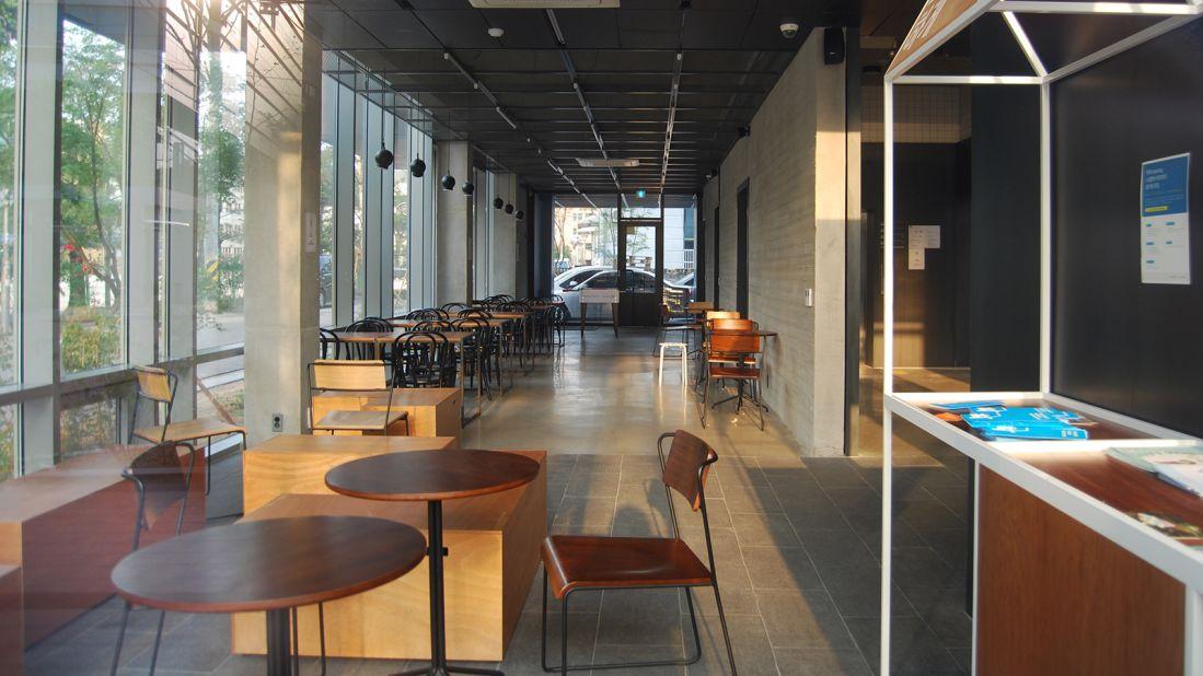 Cow & Dog is a co-working space that hosts talks, networking events and flea markets for entrepreneurs. 