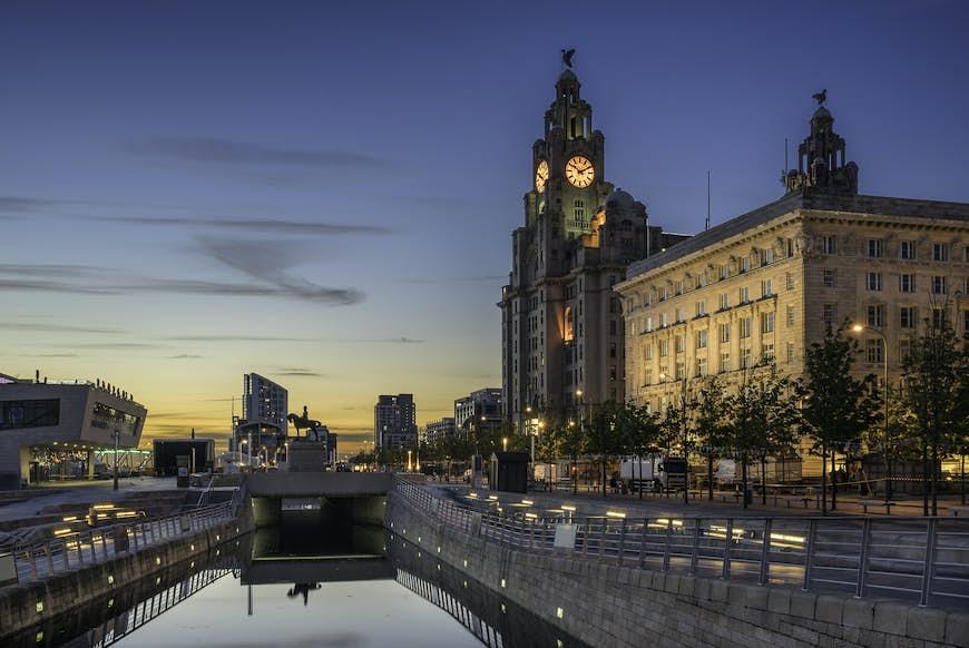 Ciel crépusculaire et Les Trois Grâces qui compromettent le Liver Building, la Cunard et l'Autorité portuaire 